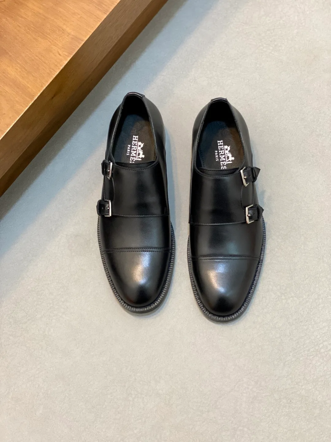Men's shoes 💰780 HERMES/Hermès GAME slip-on loafers. These loafers are made of matte frosted calfskin. They are equipped with functional Kelly shoe buckles to easily create a fashionable urban style. They are equipped with genuine leather welts and lightweight grooved rubber foam outsole. They have genuine calfskin lining and silk-screen logo feet. They are slip-on design. They are novel and fashionable, with a handsome upper. Comes with a dust bag in the original box! Size: 39-40-41-42-43-44 standard leather shoe size (38/45 can be customized but does not support returns)